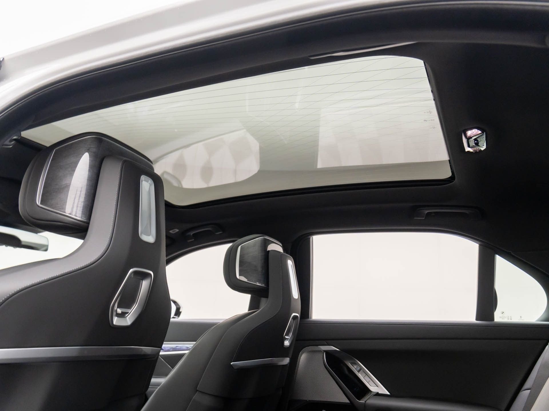 2025 BMW 7 Series 750e - Photo 18