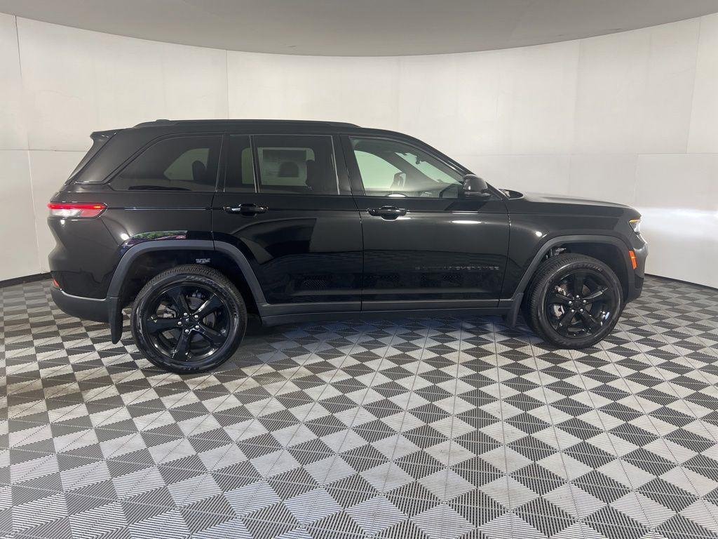 Used 2025 Diamond Black Crystal Pearlcoa Jeep Altitude X image 10