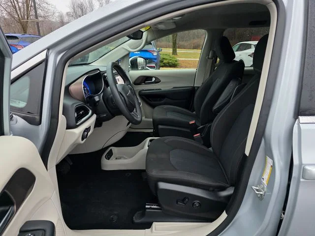 Used 2023 Silver Mist Clearcoat Chrysler LX image 17