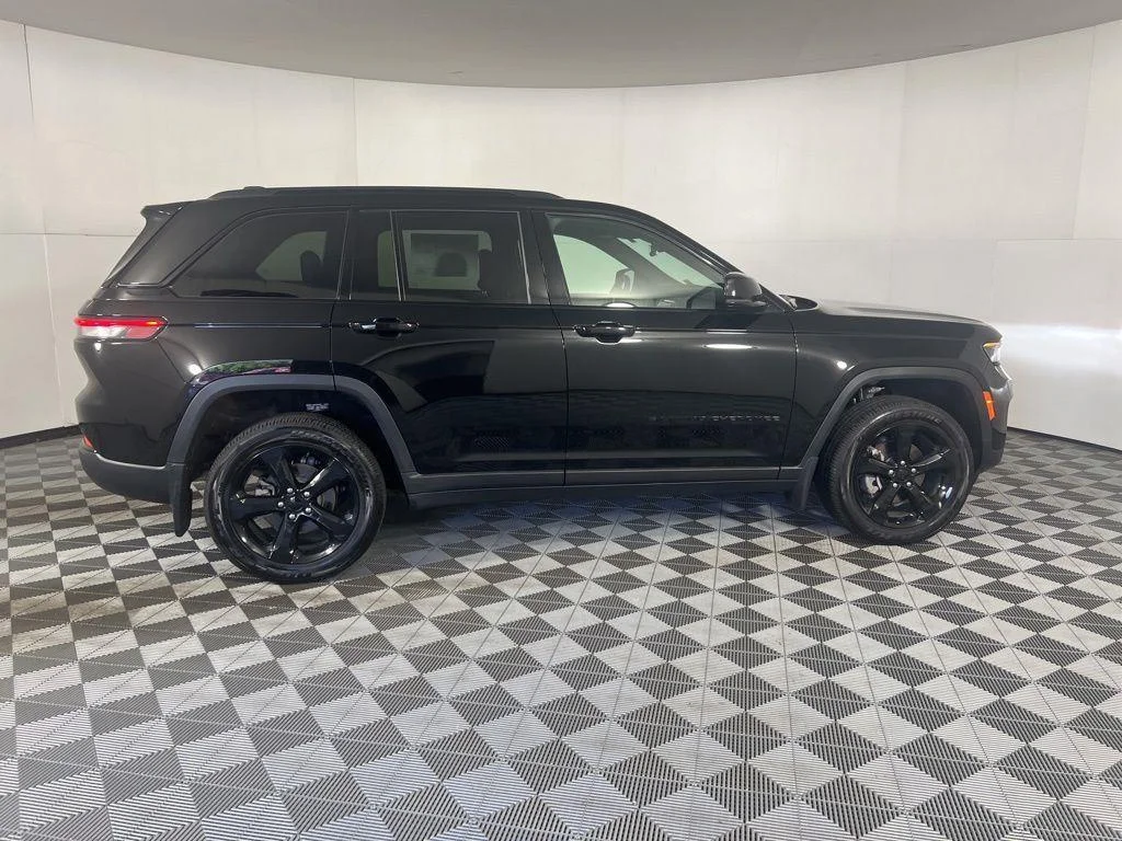 Used 2025 Diamond Black Crystal Pearlcoa Jeep Altitude X image 10