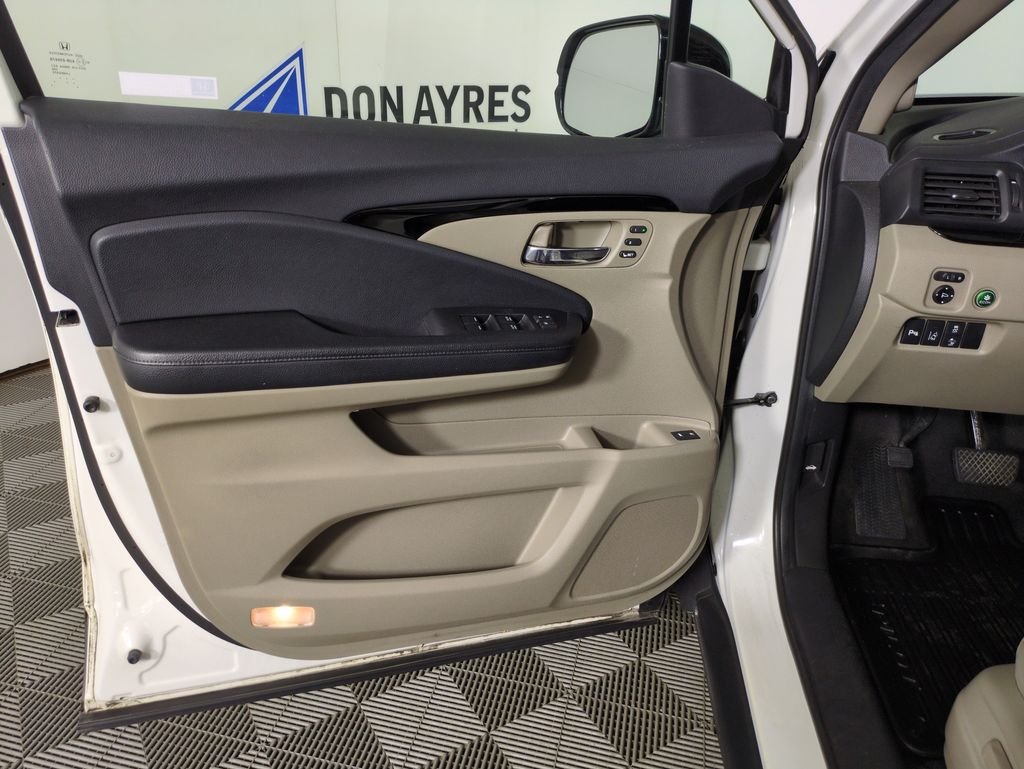 Used 2017 White Diamond Pearl Honda Touring image 10