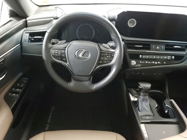 Used 2025 White Lexus 350 image 16