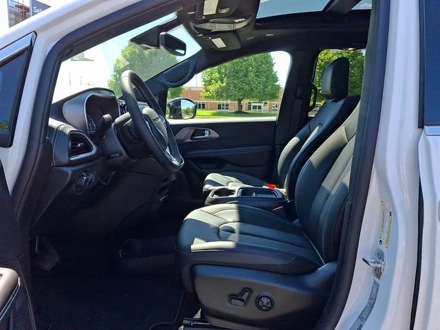 New 2027 White/off-white Chrysler Select image 12