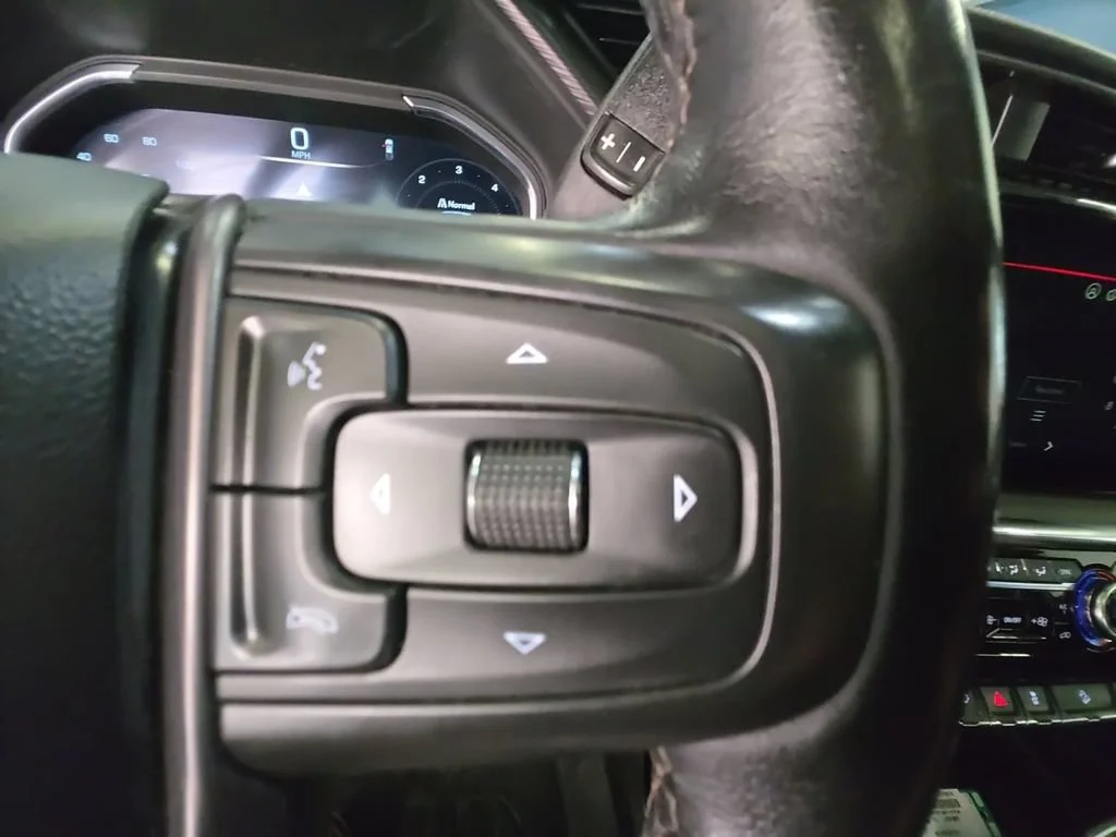 Used 2025 White Frost Tricoat GMC Denali Ultimate image 19