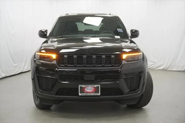 New 2026 Diamond Black Crystal Pearl-Coat Exterior Paint Jeep Laredo image 7