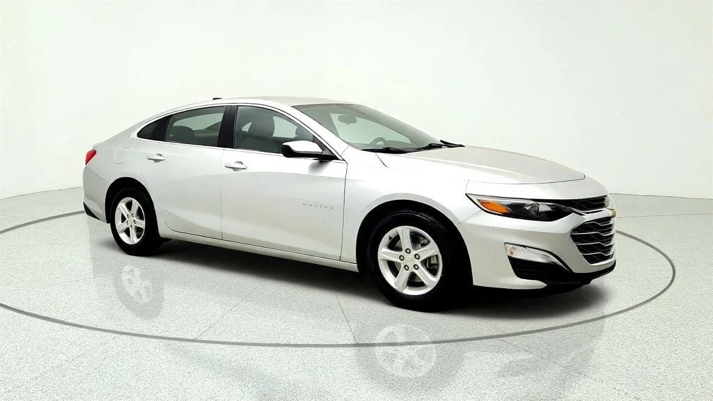 Used 2022 Silver Ice Metallic Chevrolet 4dr Sedan FL w/ Driver Confidence Pkg image 3