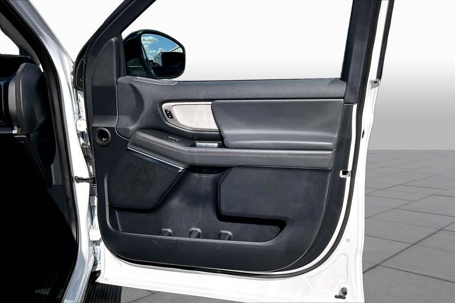 Used 2025 Oxford White Ford Active image 22