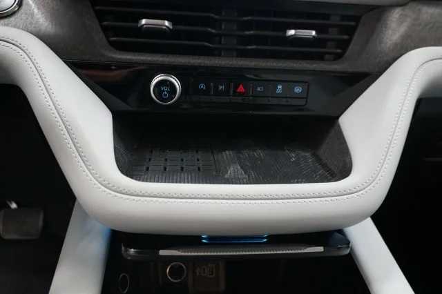 Used 2025 Star White Metallic Tri-Coat Ford Platinum image 32