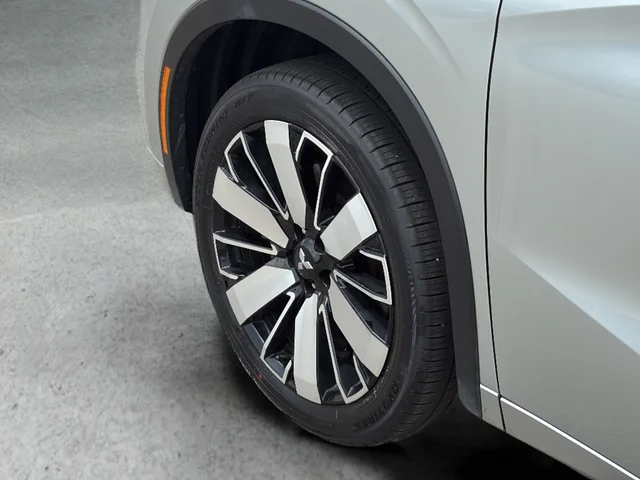 Used 2025 Silver Mitsubishi SEL image 14