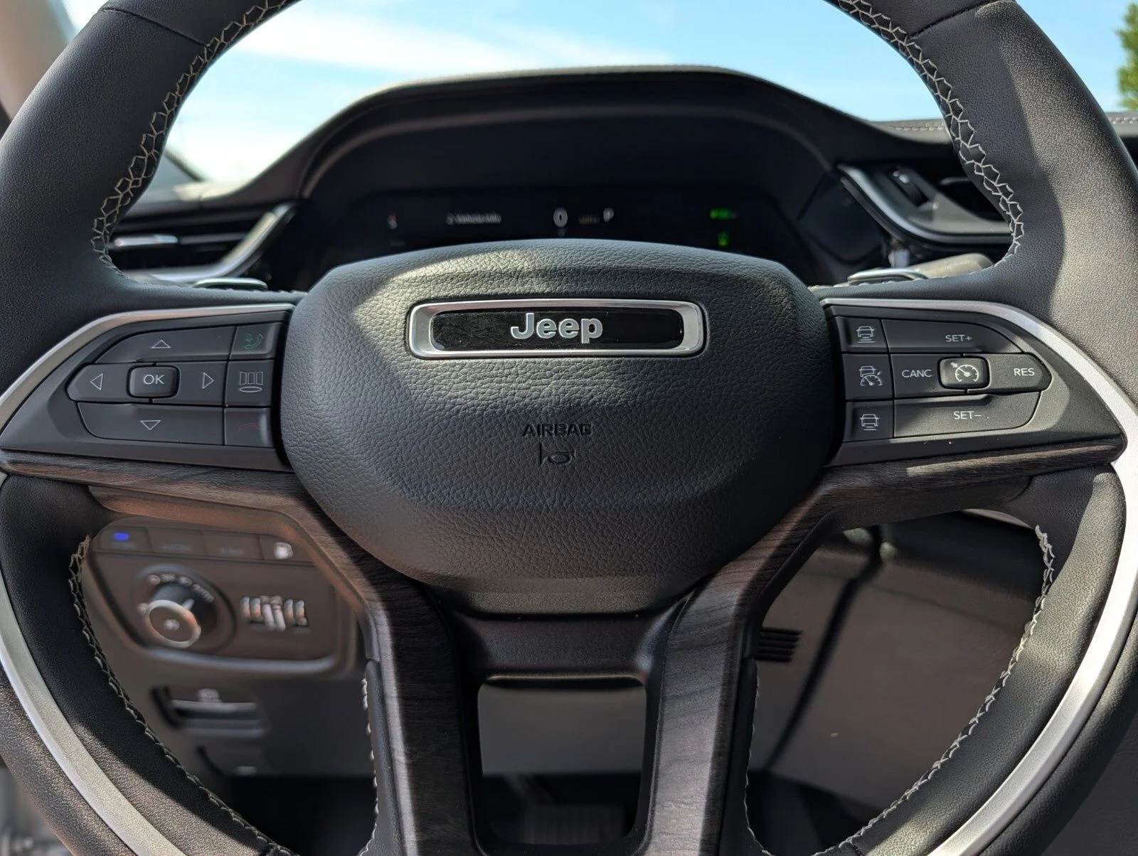 Used 2022 White Jeep 4xe image 33