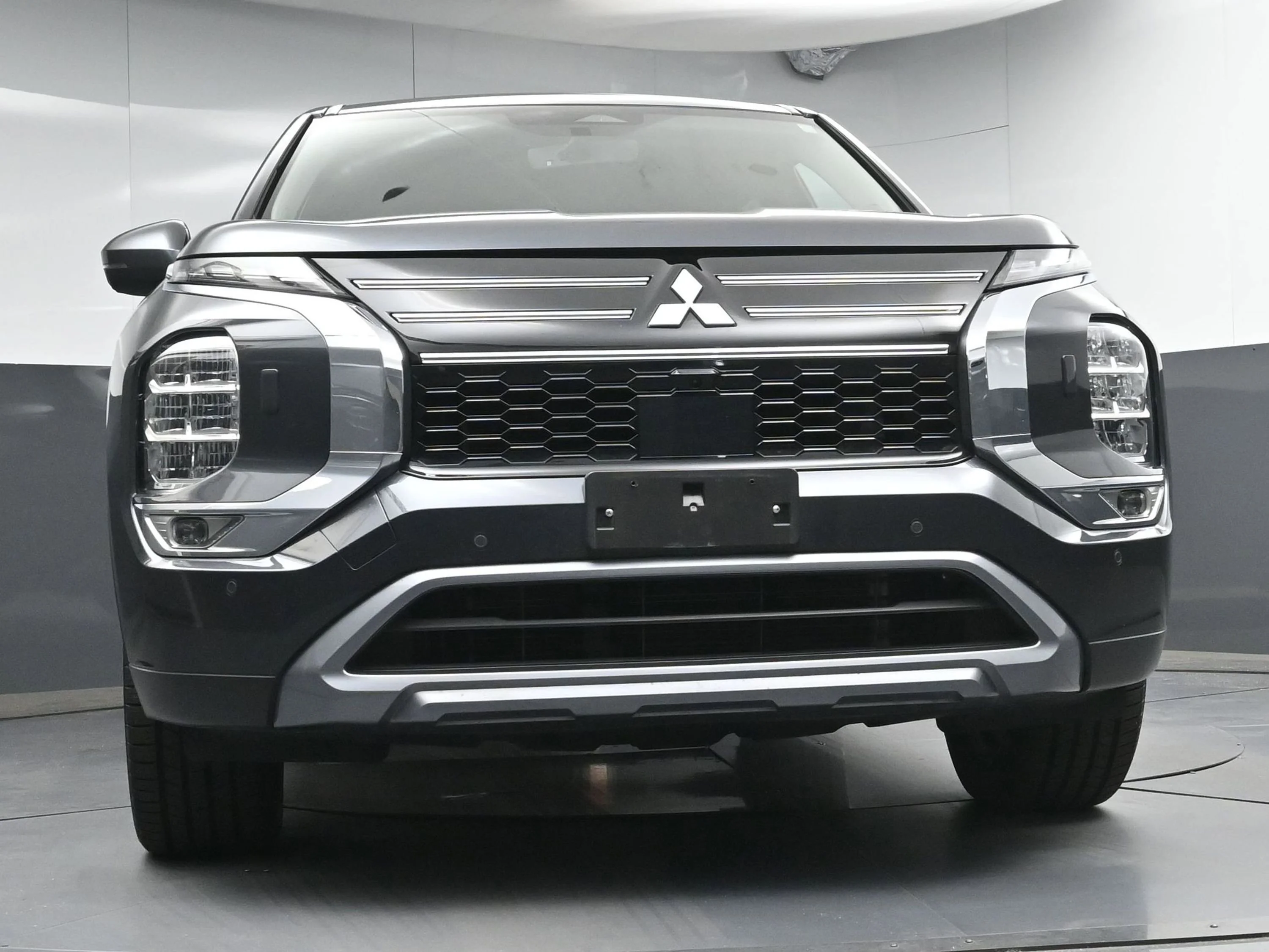 Used 2025  Mitsubishi  image 26