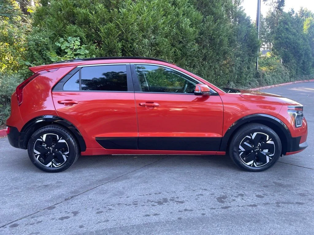 Certified Used 2023 Fire Orange Kia Wind image 3
