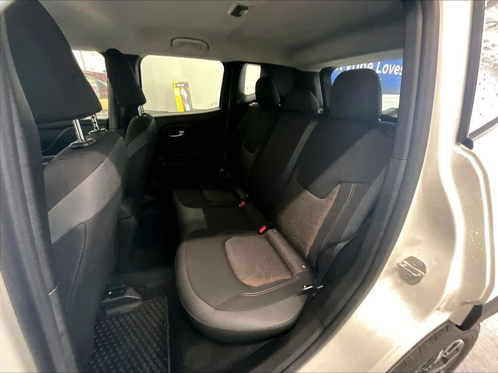 Used 2023 Alpine White Clearcoat Jeep Latitude image 15