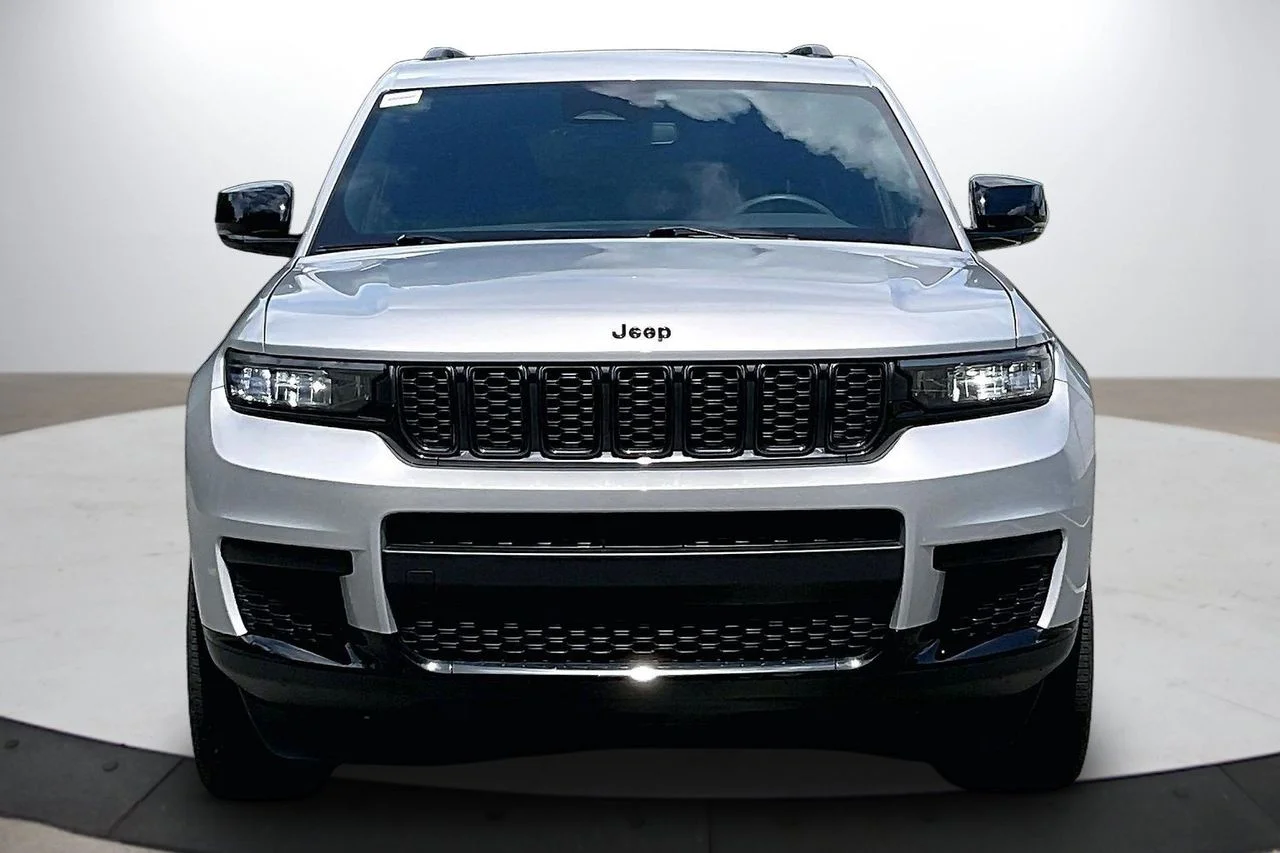 Used 2024 Silver Jeep Altitude X image 3