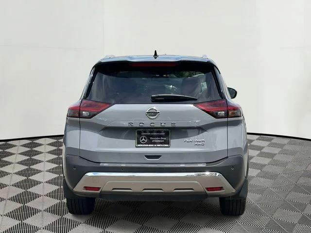 Used 2021 Gray Nissan Platinum image 9