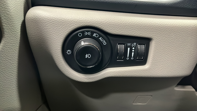 Used 2024 Silver Mist Clearcoat Chrysler Touring L image 33