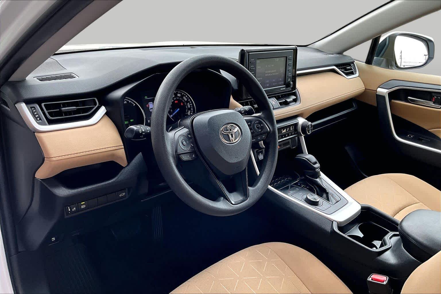 Used 2021 Super White Toyota Hybrid XLE image 18