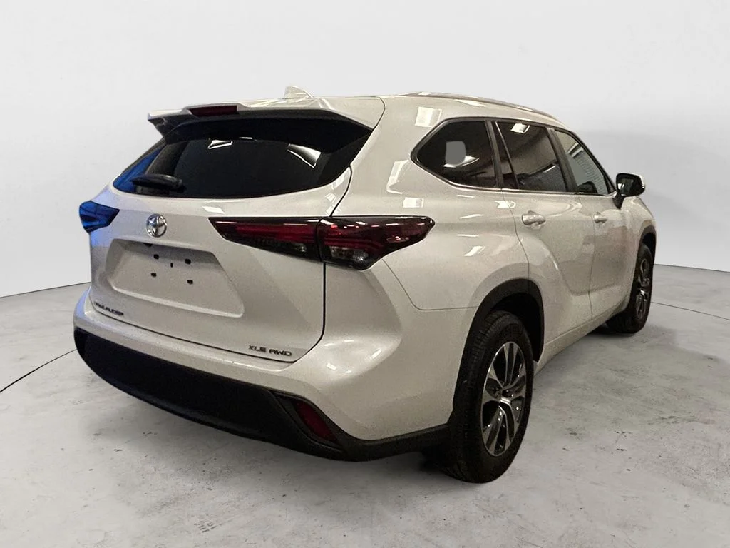 Used 2026 Pearl Toyota XLE image 5