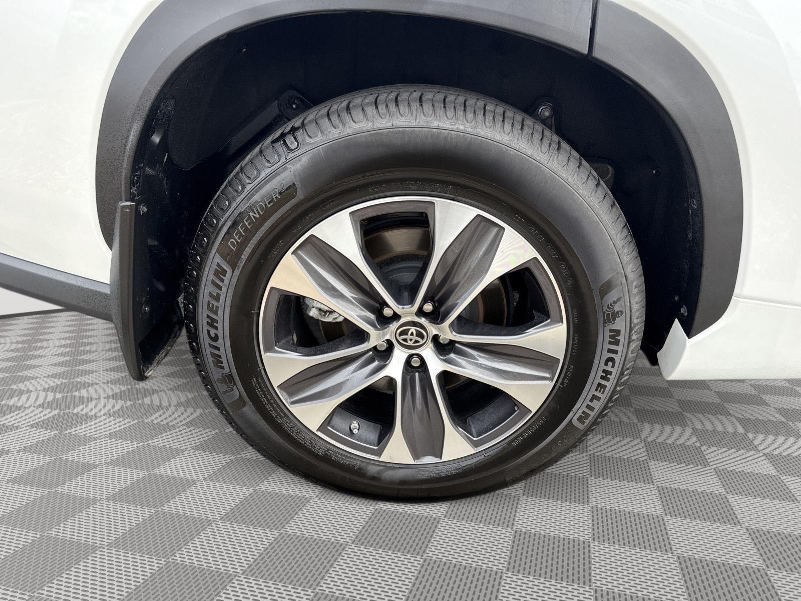 Used 2023 Wind Chill Pearl Toyota XLE image 18