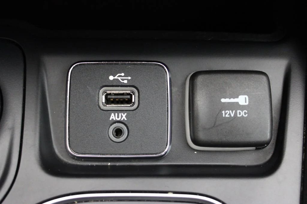 Used 2019 Bright White Clearcoat Jeep Latitude Plus image 20