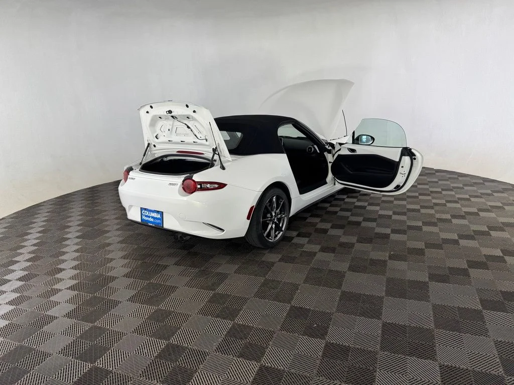 Used 2017 White Mazda Grand Touring image 18