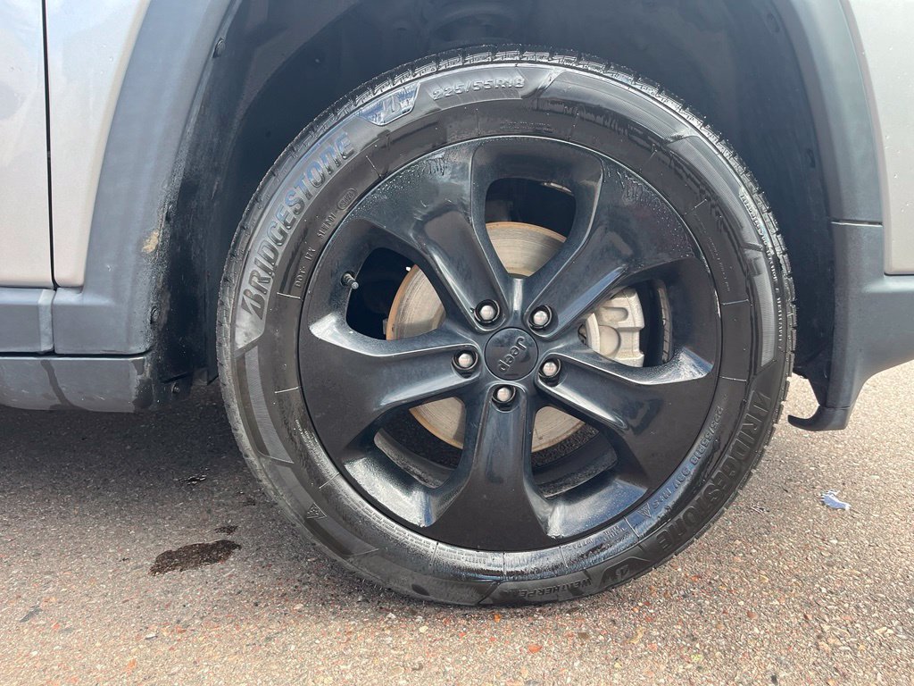 Used 2020 Silver Jeep Altitude image 5