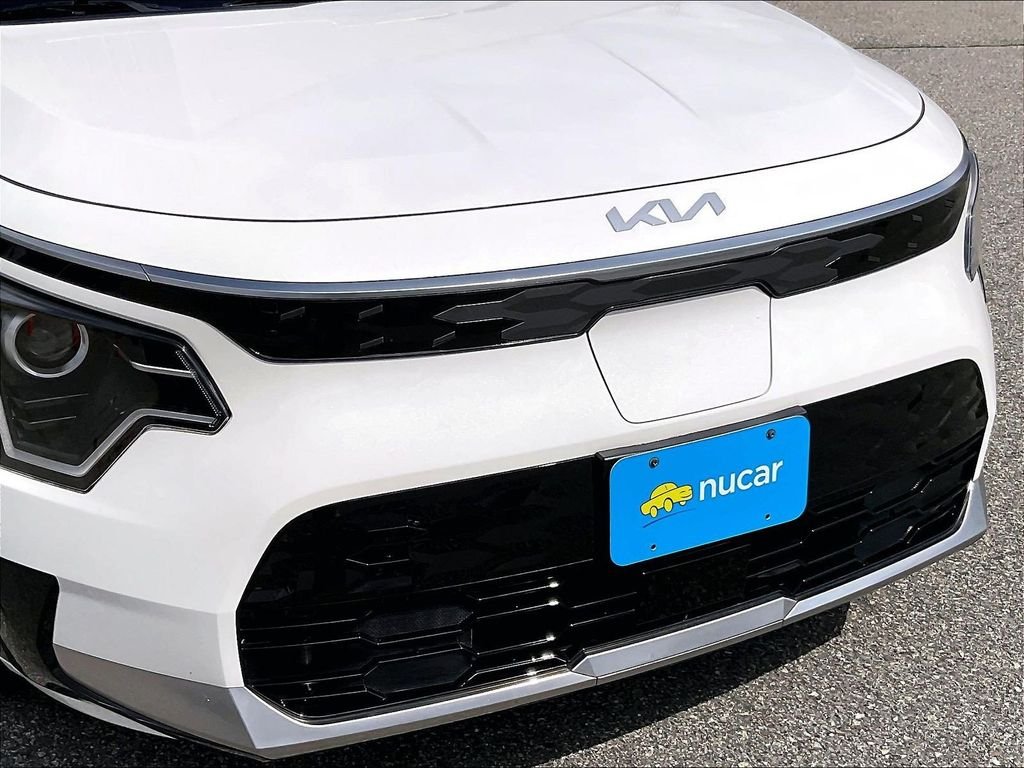Used 2023 White Kia Wind image 31