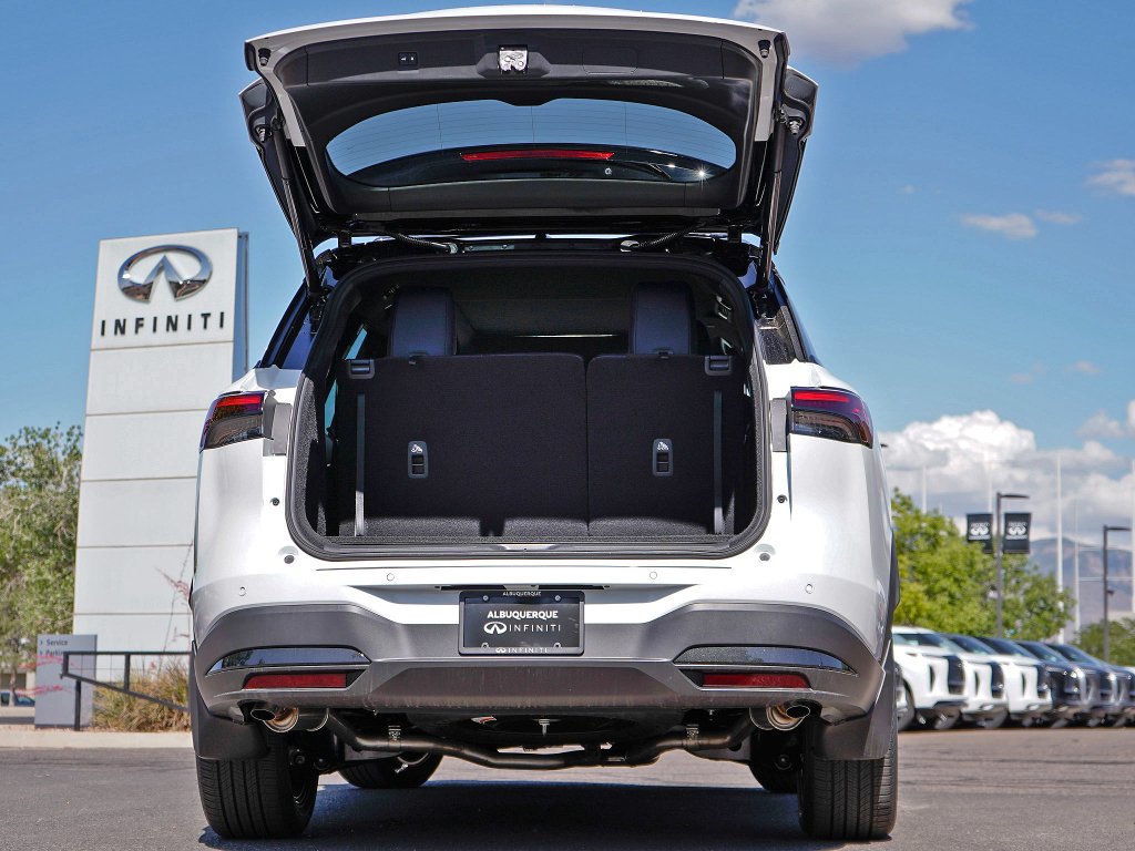 New 2027 2T RAD WHT INFINITI Sport AWD image 12