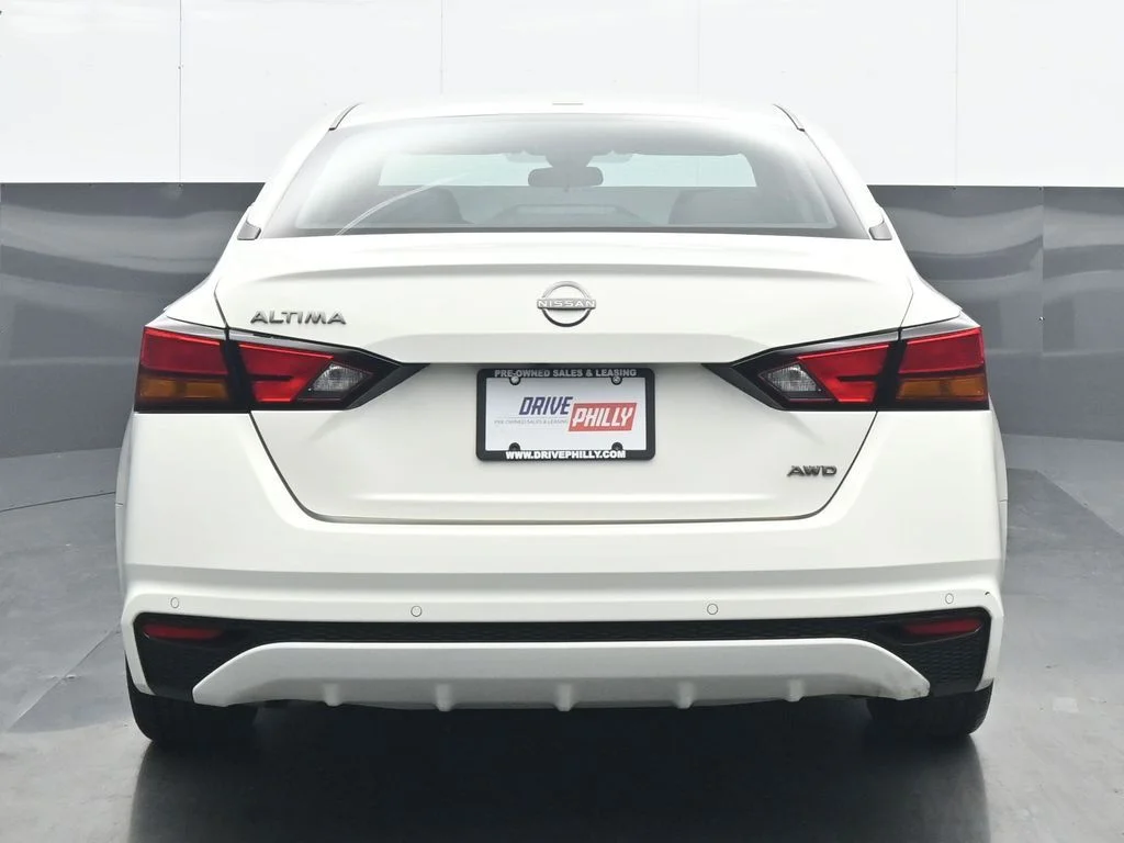 Used 2025 White Nissan 2.5 SV image 5