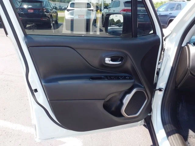 Used 2022 White Jeep Latitude image 11