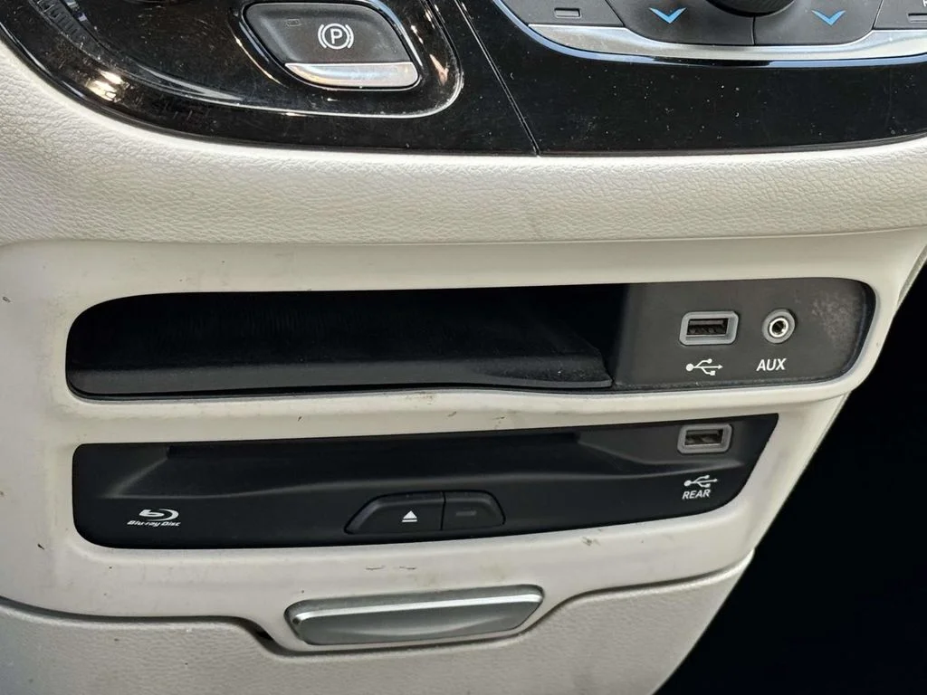 Used 2018 White Chrysler Touring L Plus image 20