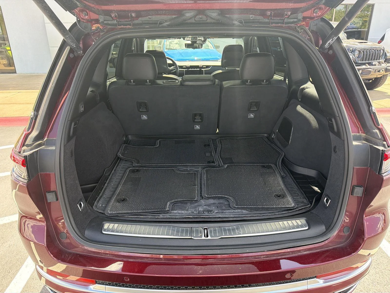 Used 2023 Velvet Red Pearlcoat Jeep Summit image 9