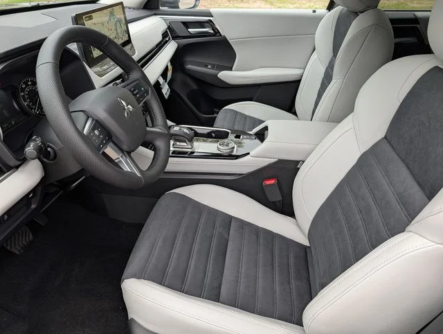 New 2026 Black Diamond Mitsubishi SE image 4