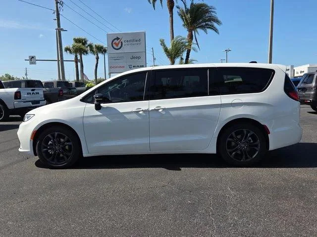 New 2026 Bright White Clear-Coat Exterior Paint Chrysler Select image 4