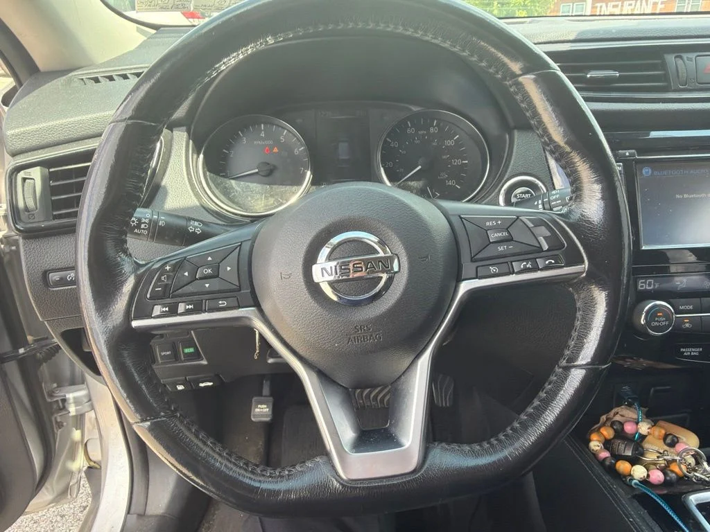 Used 2017 Silver Nissan SL image 19