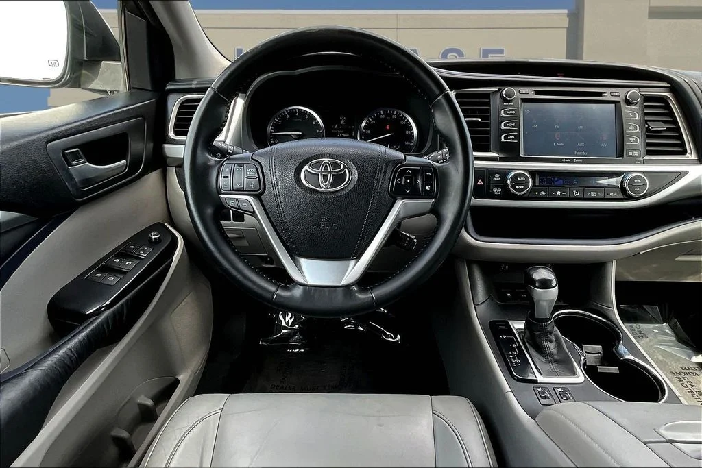 Used 2015 Predawn Gray Mica Toyota XLE V6 image 10