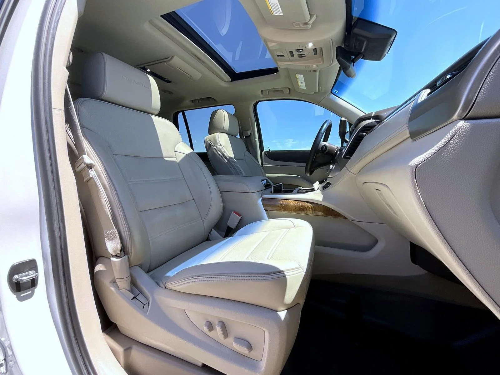 Used 2016 White GMC Denali image 16