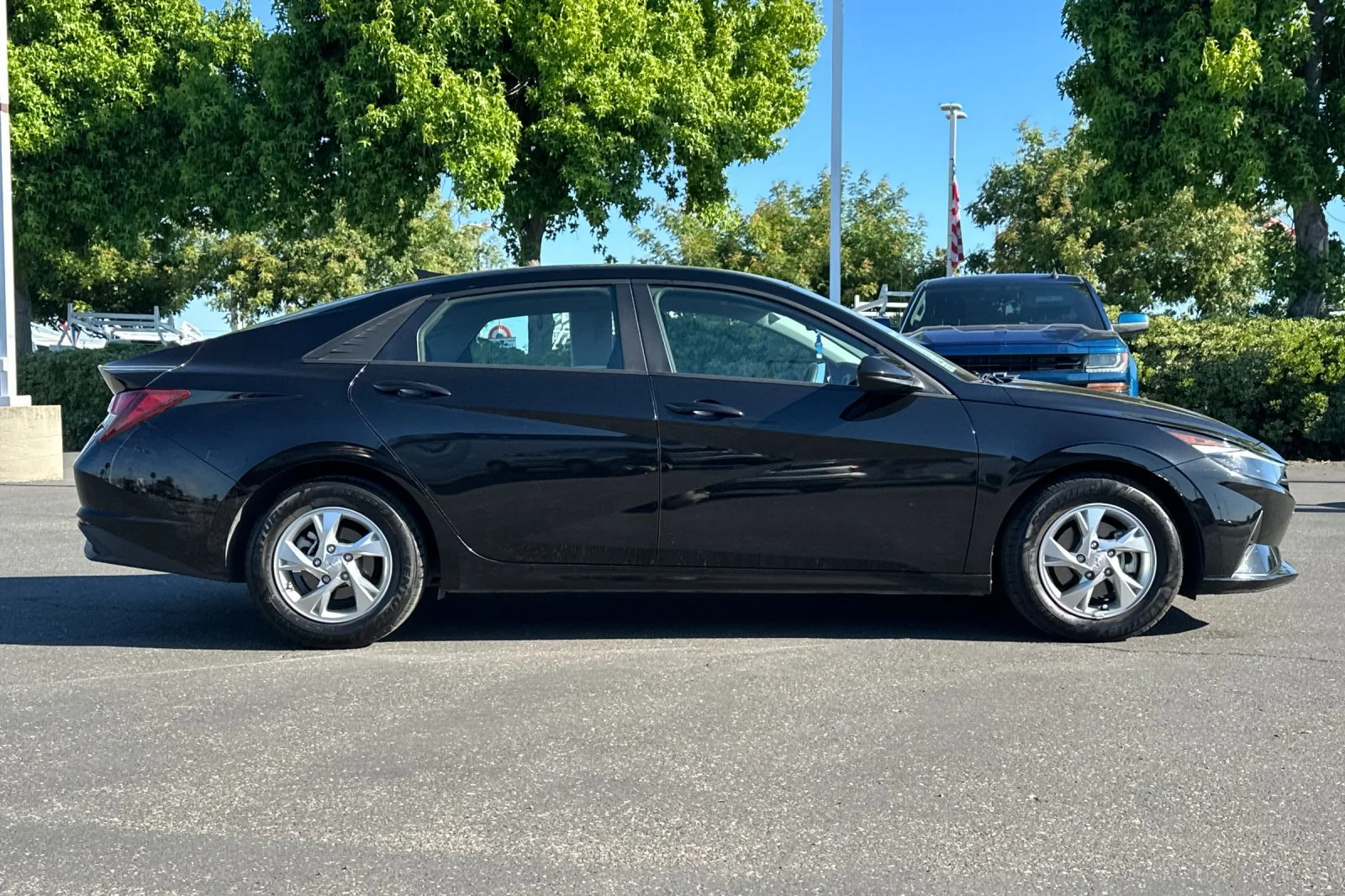 Used 2022 Phantom Black Hyundai SE image 3