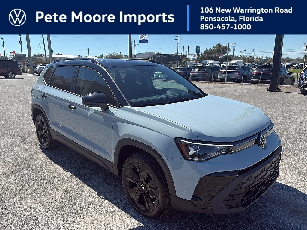 New 2027 Monument Gray w/ Deep Black Roof Volkswagen SE Black FWD image 1
