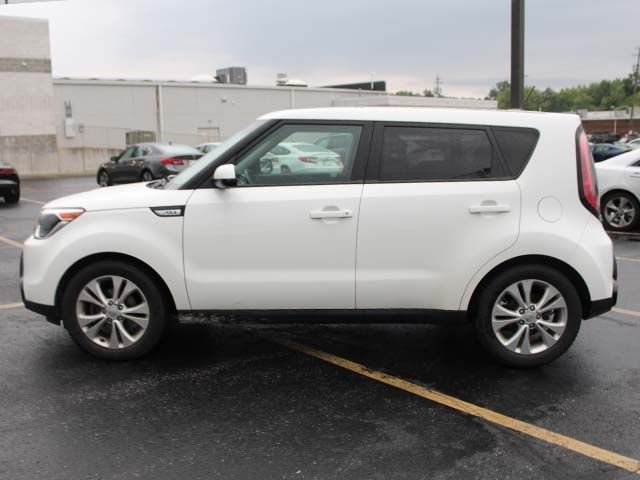Used 2016 Clear White Kia Plus image 7
