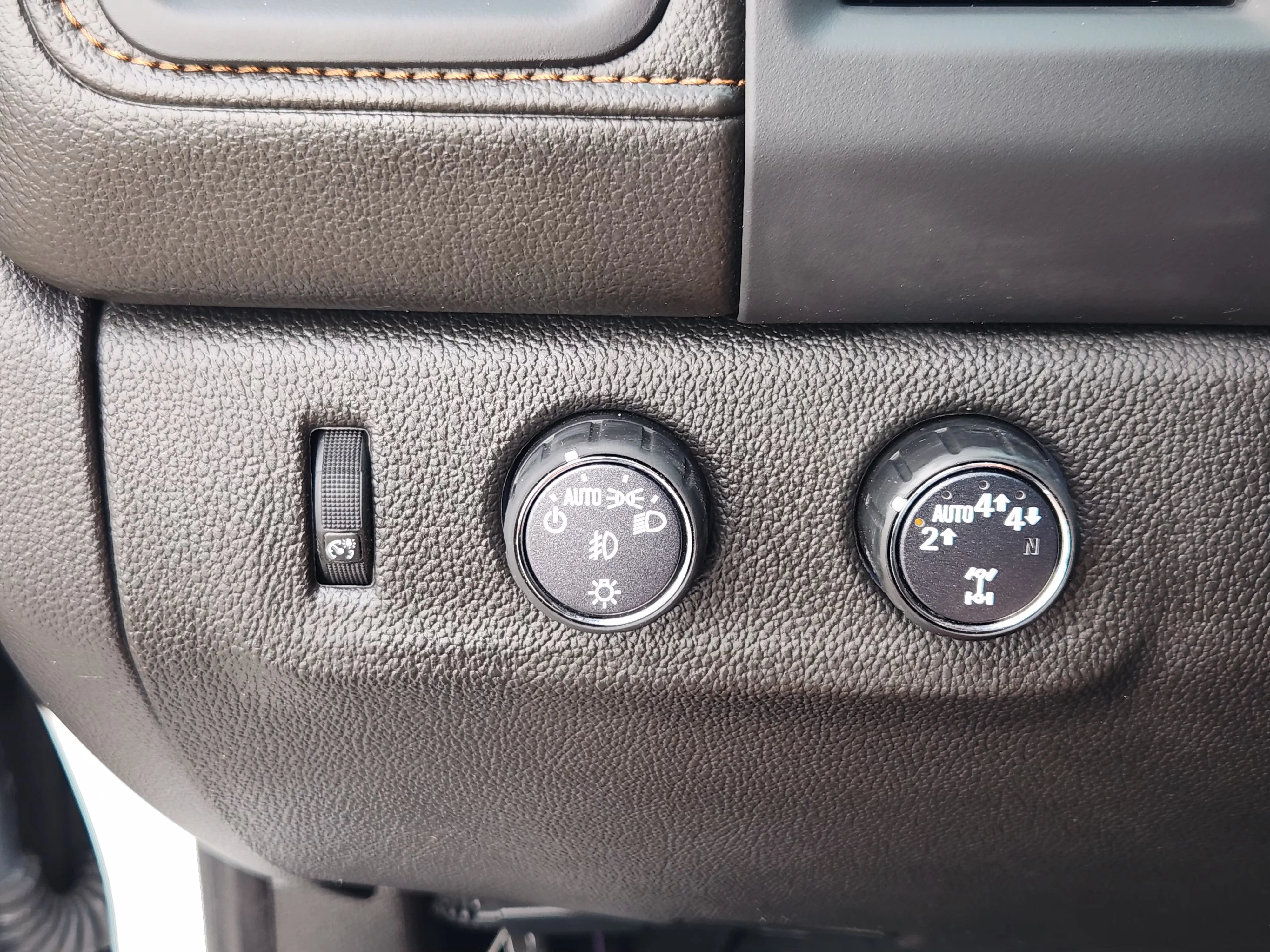 Used 2022 Summit White GMC AT4 w/Leather image 22