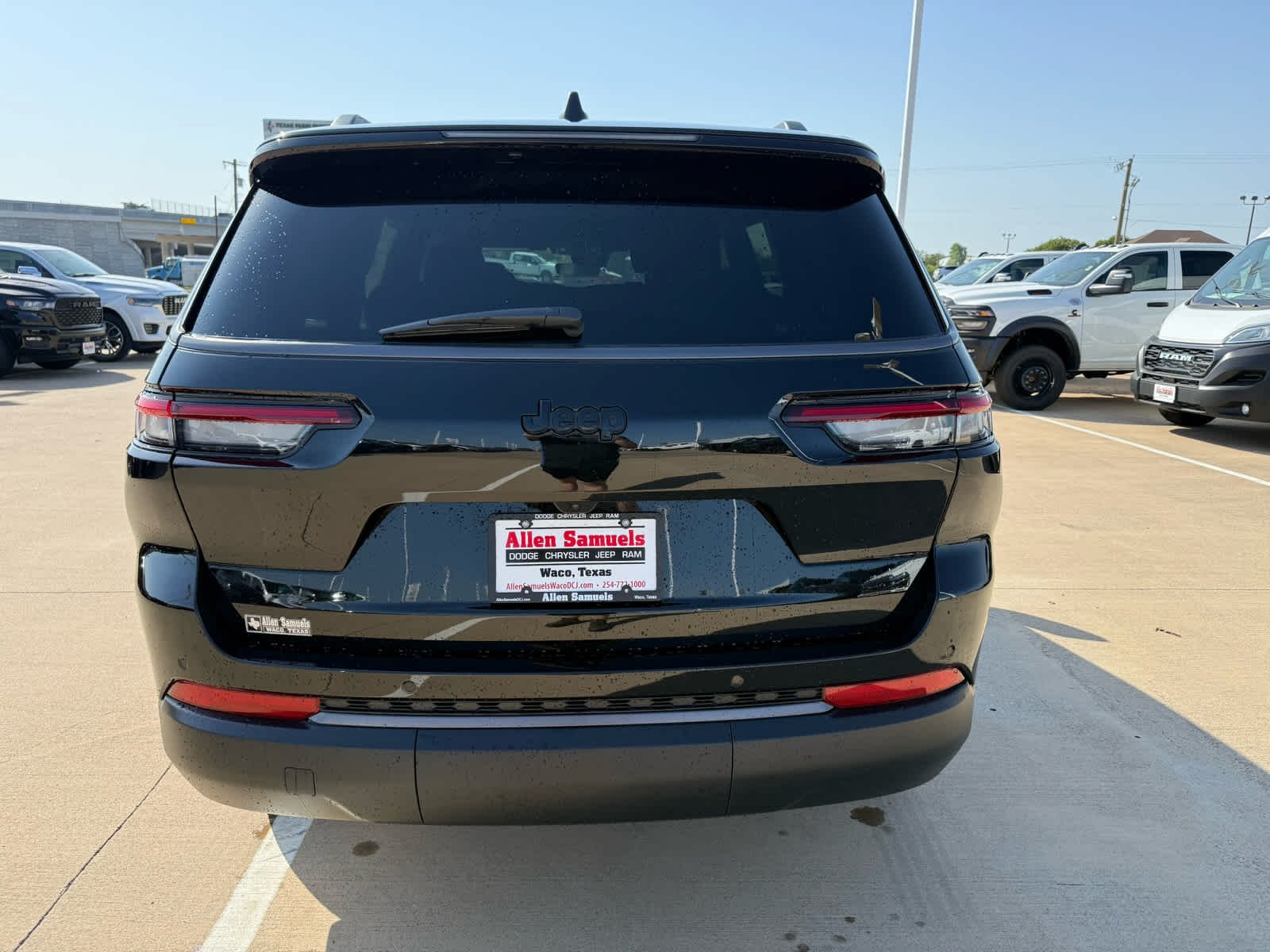 New 2026 Diamond Black Crystal Pearlcoat Jeep Laredo Altitude image 7