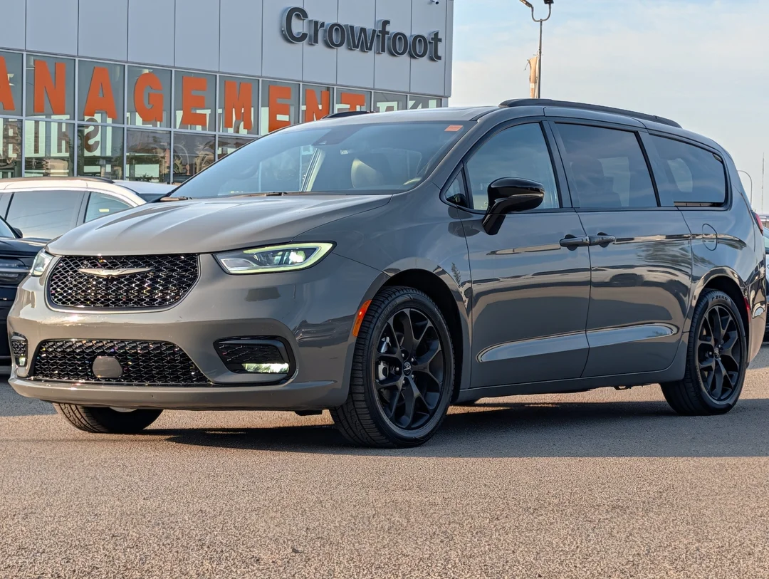 Used 2025 Grey Chrysler Limited - - FWD - Nappa Leather - Full Sunroof - Blind Spot & More! image 4
