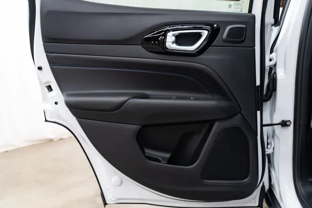 New 2026 Bright White Clear-Coat Exterior Paint Jeep Limited Altitude image 26