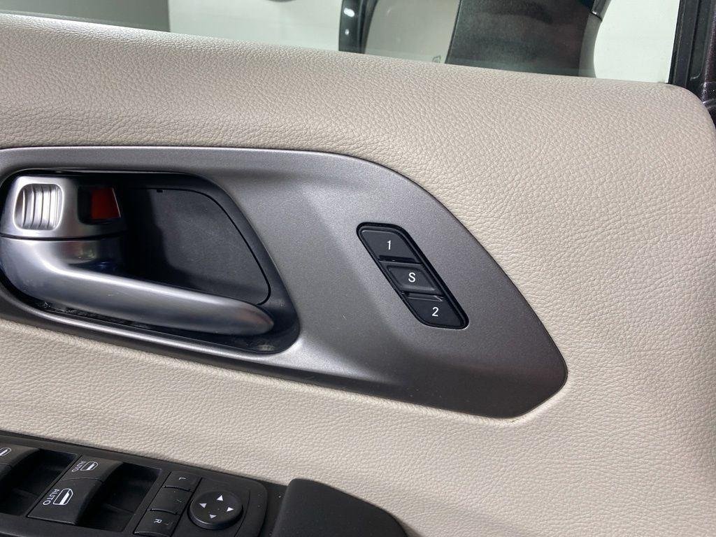Used 2023 Crystal Metallic Chrysler Touring L image 27