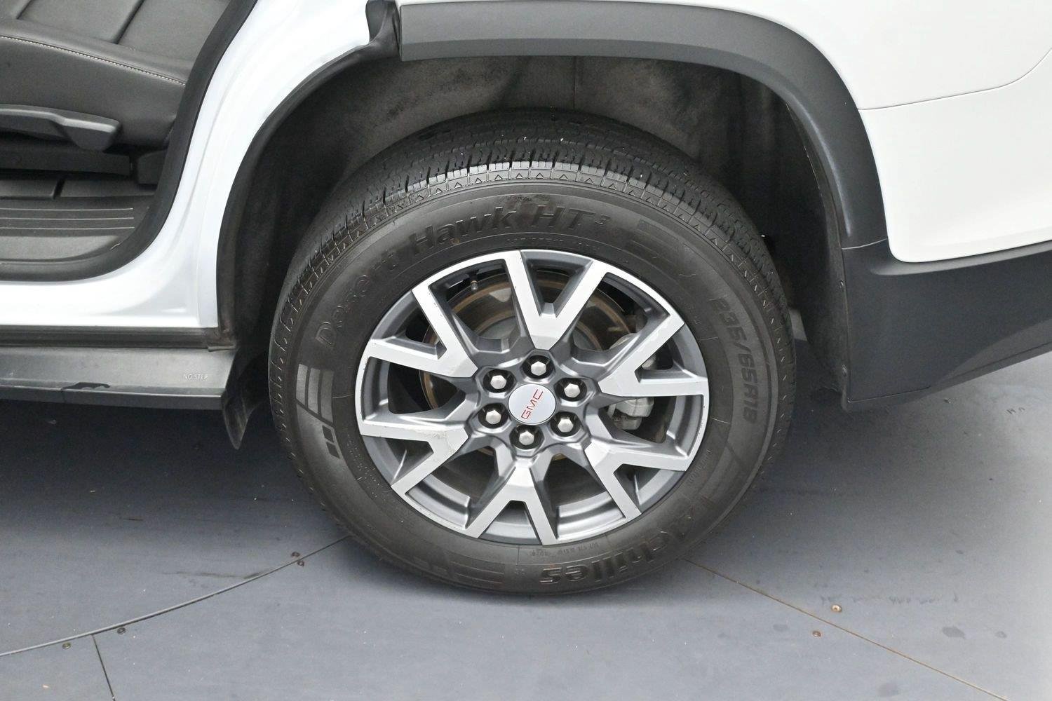 Used 2023 WHITE FROST TRICOAT GMC SLT image 31