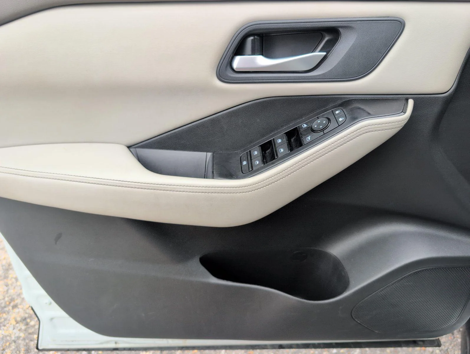 Used 2025 Everest White Pearl Nissan SV image 18