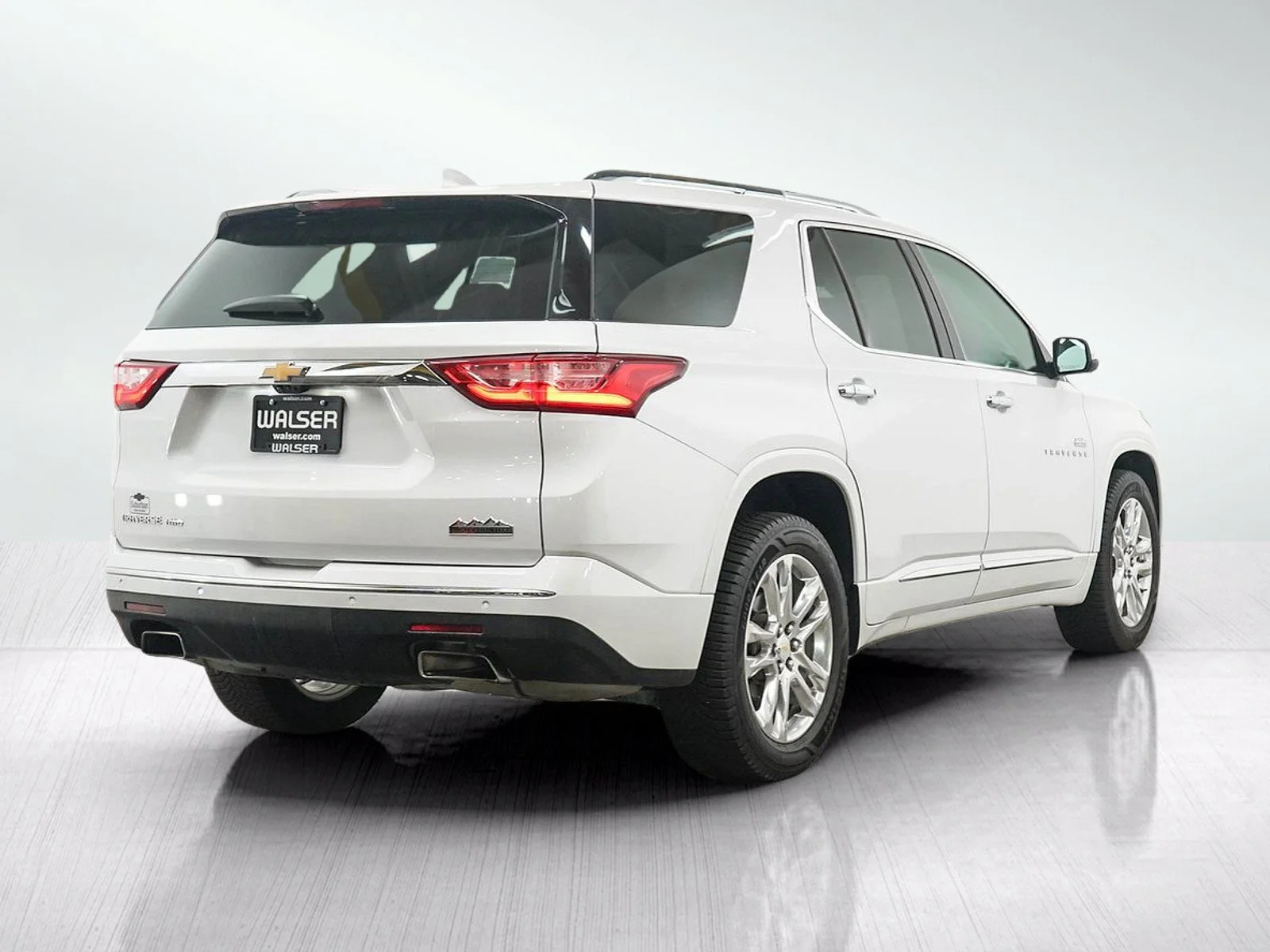 Used 2021 Iridescent Pearl Tricoat Chevrolet High Country image 5