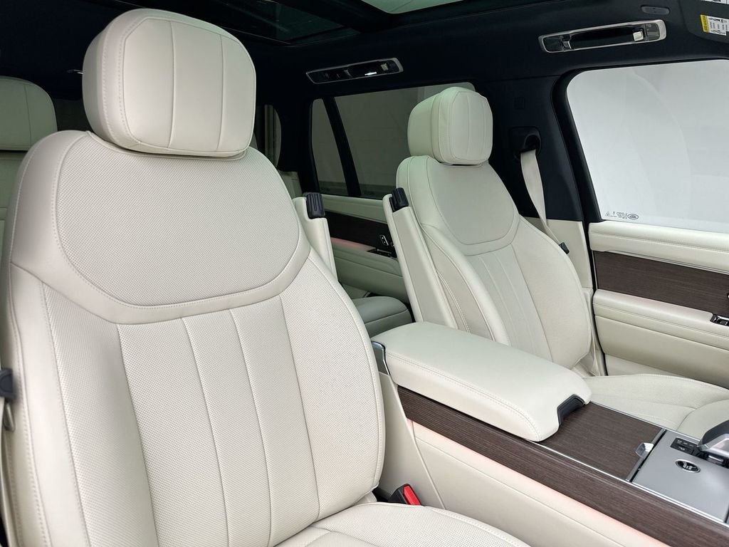 New 2026 Eiger Grey Metallic Land Rover SE image 6