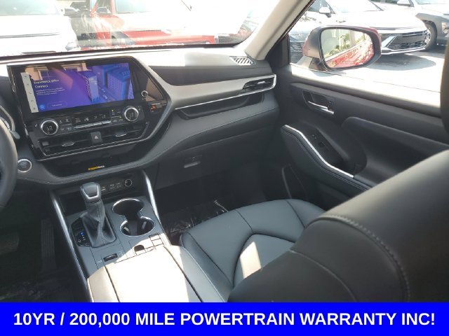 2025 Toyota Highlander XLE - Photo 24